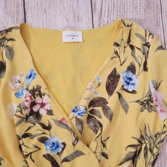 Beautiful Everly Vneck Yellow Floral Dress Size Small!! - Picture 8 of 10